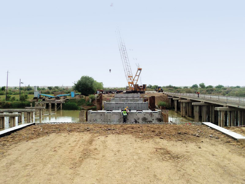 Construction of 56 m length and 7.5 m bridge and access roads. Pipe piles, pile cap beams, steel beams, concrete slab and road asphalting works.